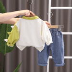 ⁦طقم بناتي بنطال جينز و تيشيرت⁩ - الصورة ⁦2⁩