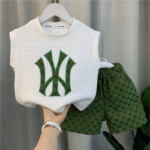 طقم ولادي قطعتين شورت وتيشيرت حفر بدون اكمام