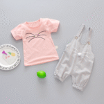 ⁦طقم ملابس للفتيات الصغار قطعتين مطبوع عليه صورة قطط كرتونية⁩ - الصورة ⁦2⁩