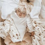 ⁦طقم بناتي 3 قطع باكمام طويلة و ربطة رئس⁩ - الصورة ⁦9⁩